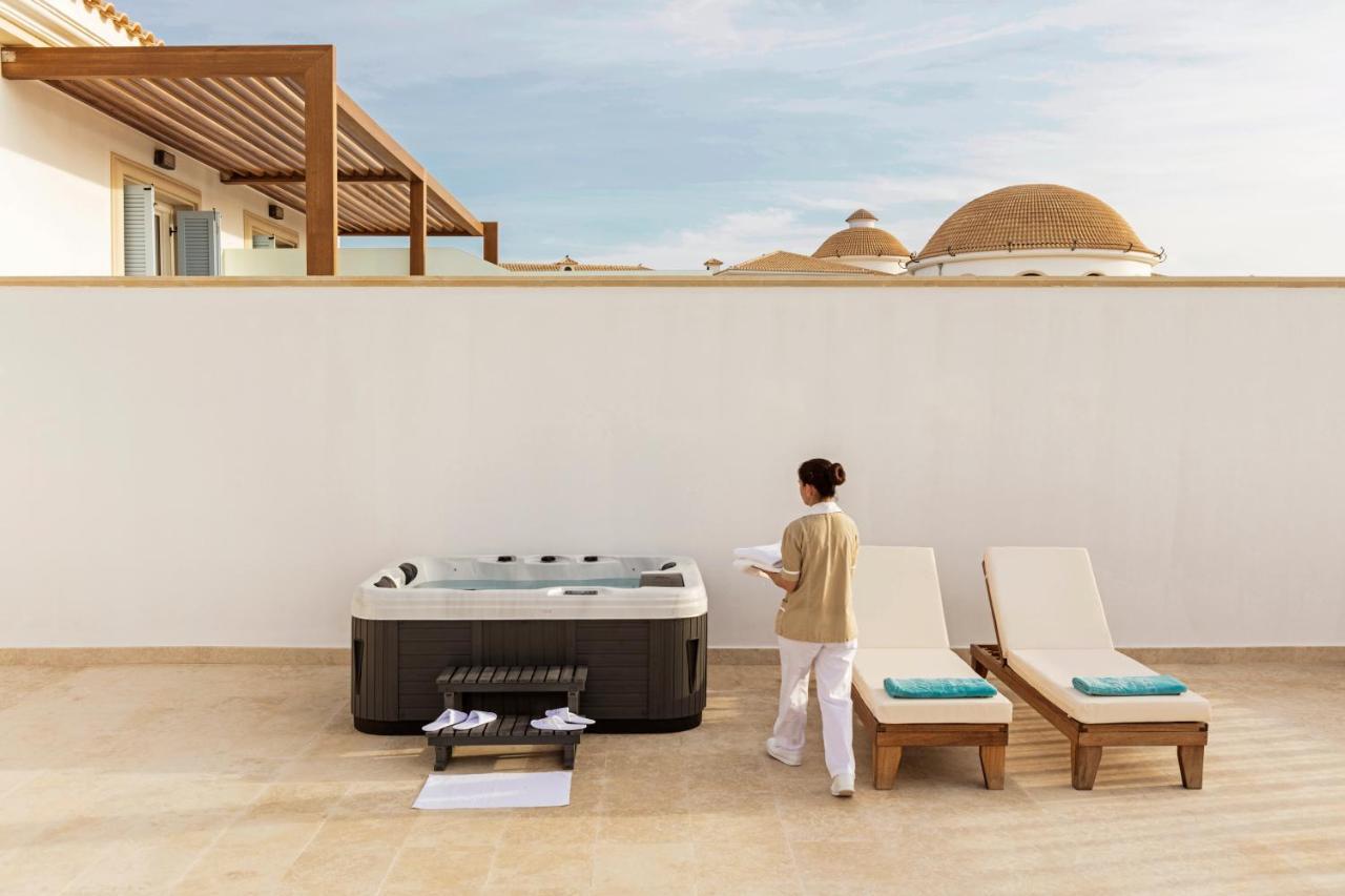 Mitsis Selection Laguna Hersonissos  Esterno foto A hot tub at a hotel