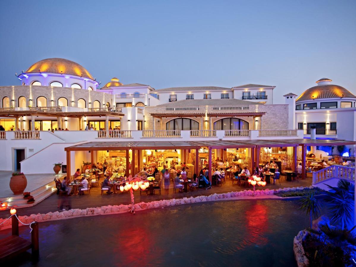 Mitsis Selection Laguna Hersonissos  Esterno foto The resort at night